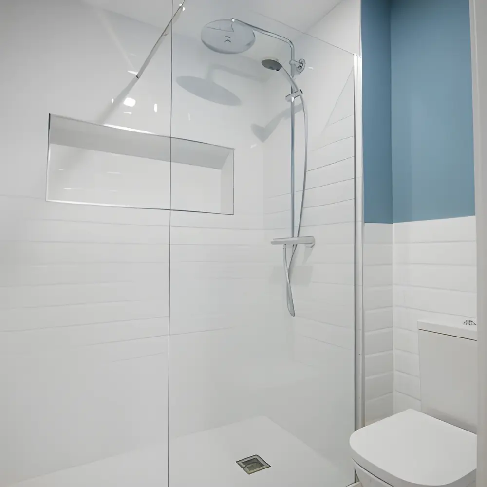 Alicatado de azulejos en un baño de Cádiz