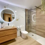 Baño reformado en Cádiz con mampara y grifería nueva