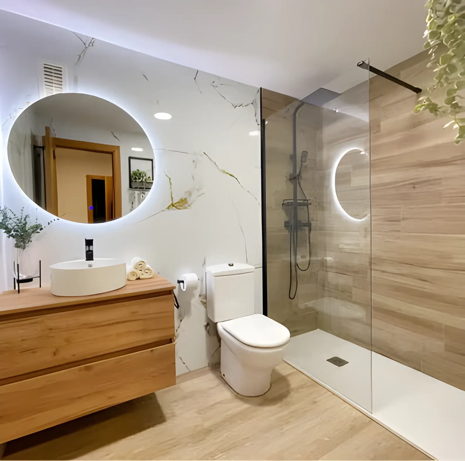 Baño reformado en Cádiz con mampara y grifería nueva